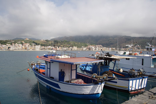 Fiskerb&aring;de i Giardini Naxos' havn