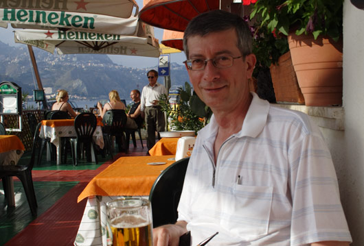 Eric nyder en fad&oslash;l i Giardini Naxos