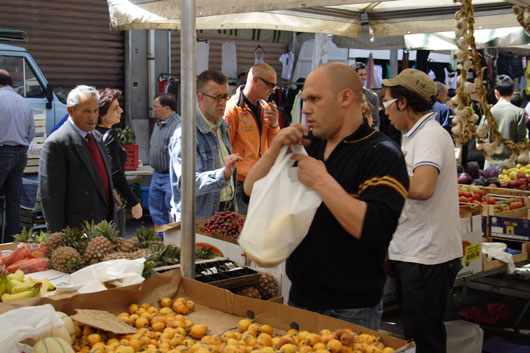 Gr&oslash;nthandel p&aring; markedet i Randazzo, Sicilien