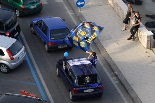 Fodboldfans p&aring; Sicilien i triumftog