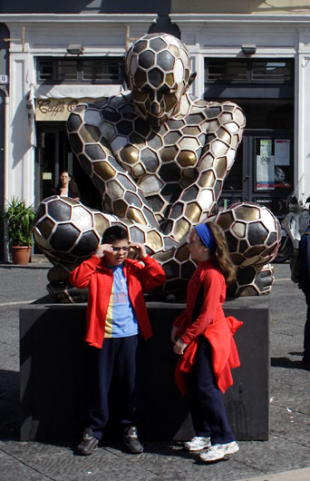 B&oslash;rn og skulptur i Catania