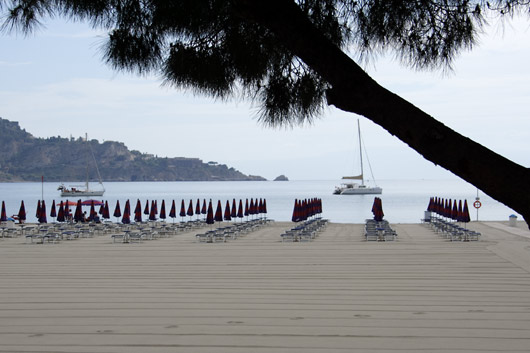 Fodspor i sandet p&aring; stranden ved ved Giardini Naxos