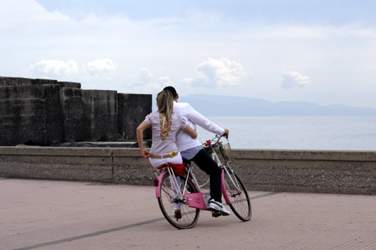 Modeller p&aring; cykel i Giardini Naxos