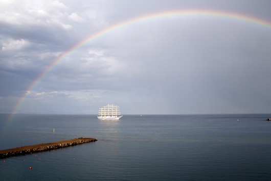 Regnbue over bugten ved Giardini Naxos