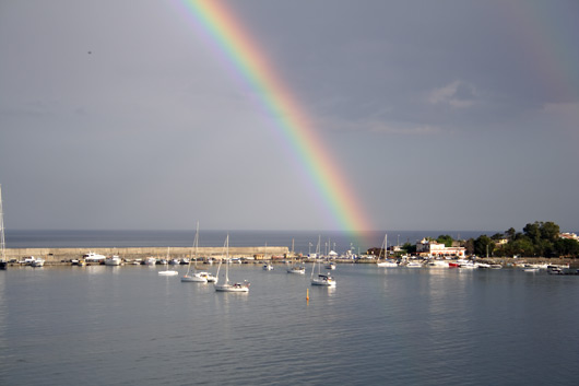 Regnbue over havnen i Giardini Naxos