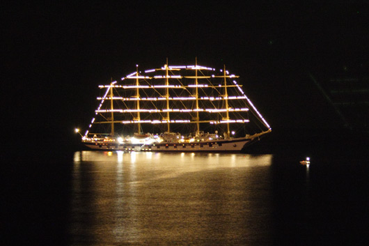 Illumineret femmastet sejlskib