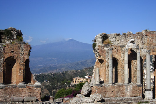 Udsigt til Etna fra det gr&aelig;ske teater i Taormina