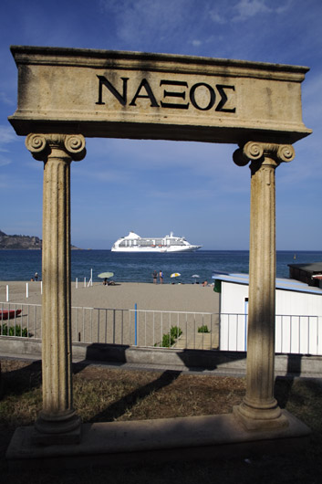 Krydstogtskib i bugten ved Naxos