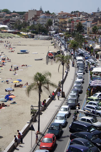 Trafikprop p&aring; Giardini Naxos' strandpromenade