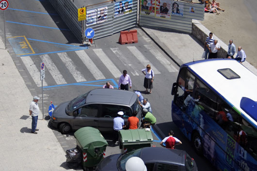 Hvis en bil holder i vejen l&oslash;fter man den v&aelig;k!