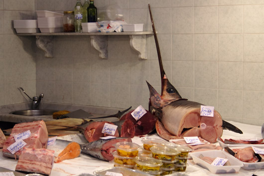 Fiskehandel med sv&aelig;rdfisk i Giardini Naxos