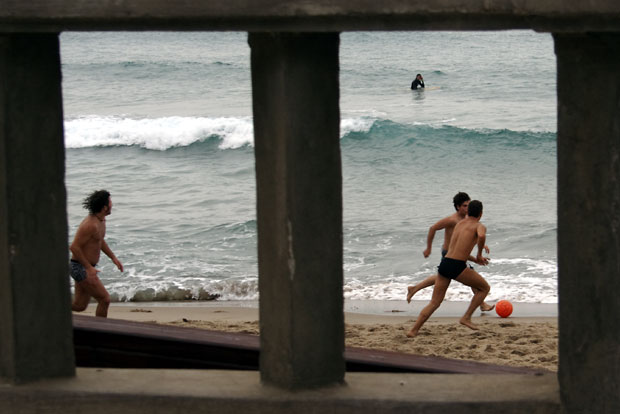 Fodbold p&aring; stranden i Cefal�