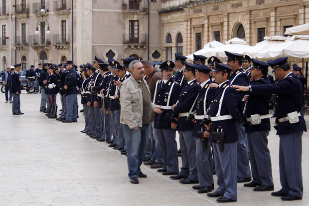 Politiparade p&aring; Piazza Duomo i Siracusa
