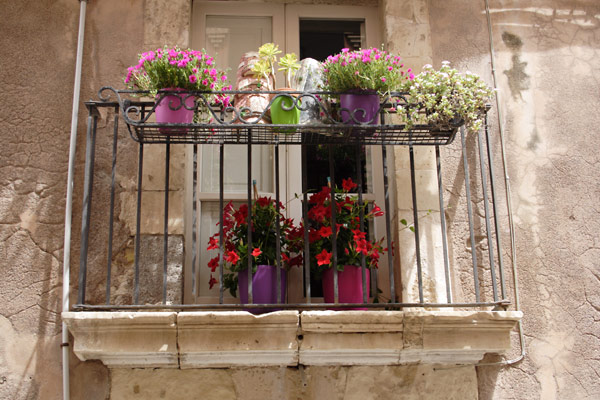 Altan med blomster i Siracusa