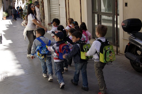 Sicilianske b&oslash;rn i g&aring;segang