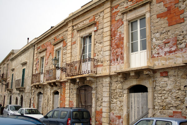 Faldef&aelig;rdigt hus i Siracusa