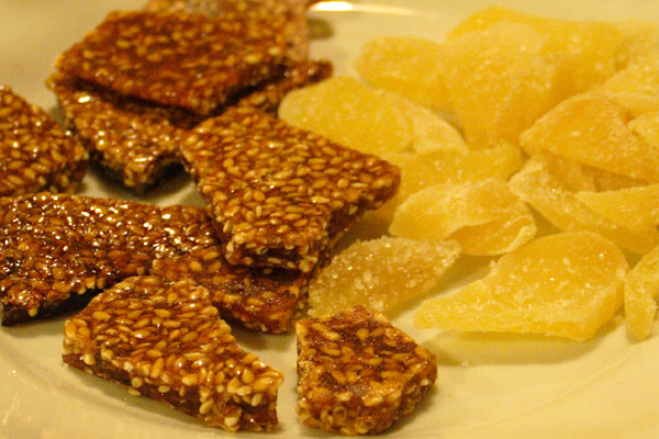 Kandiseret ingef&aelig;r og karamel med sesamfr&oslash;