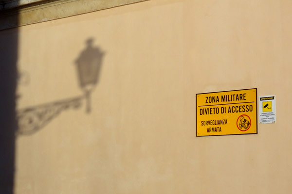 Gadelygte kaster skygge p&aring; en mur