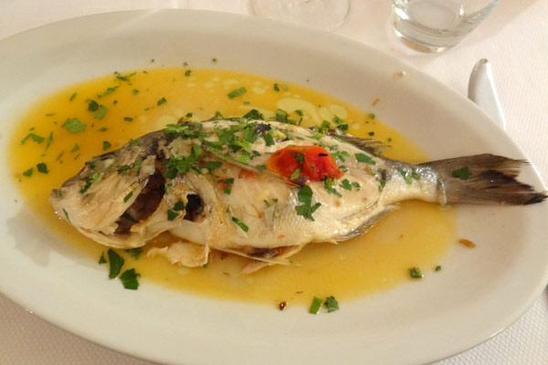 Fisk dampet i havvand