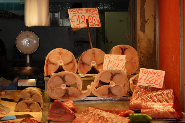 Sv&aelig;rdfisk p&aring; markedet i Ortigia