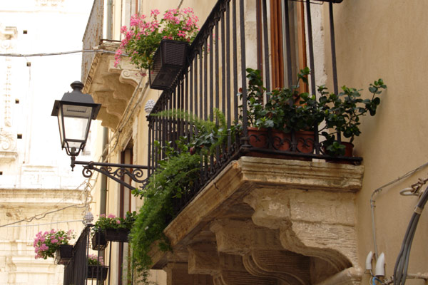 Typisk altan med blomster i Siracusa