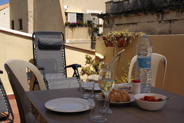 Enkel frokost p� tagterrassen i Siracusa