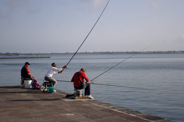 Lystfiskere n�r marinaen i Siracusa