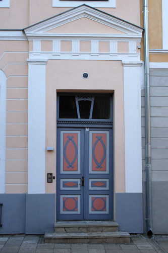 Malet d&oslash;r i det gamle Tallinn