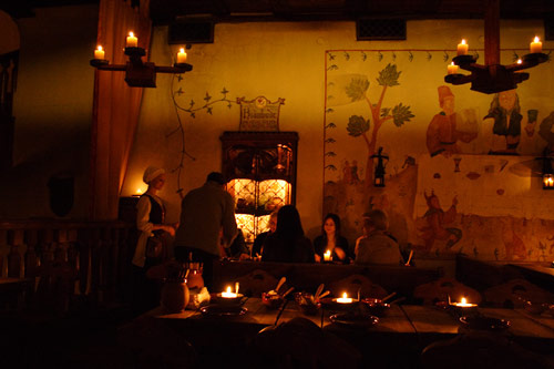 Middelalderstemning p&aring; restaurant Olde Hansa