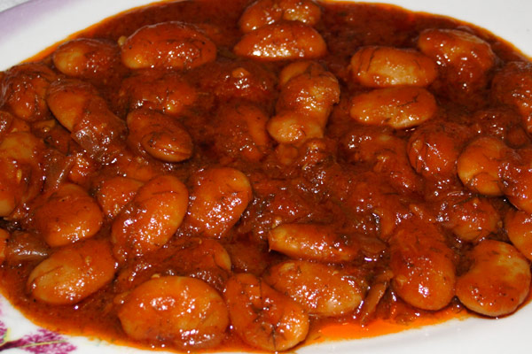 B&oslash;nner i tomatsauce krydret med dild