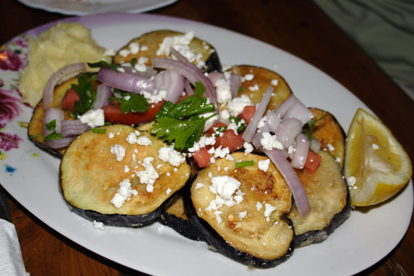 Grillet aubergine p&aring; gr&aelig;sk man�r