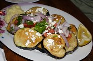 Grillet aubergine p&aring; gr&aelig;sk man�r