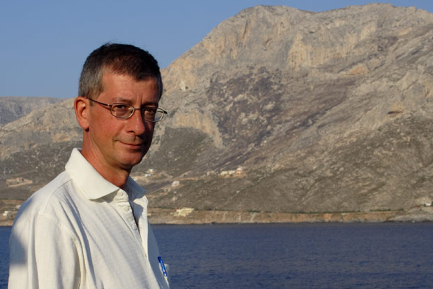 Eric p&aring; Telendos med Kalymnos i baggrunden