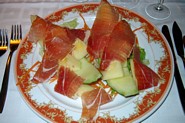 H&aring;ndsk&aring;ret skinke og melon p&aring; La Cazuela