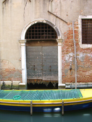 House falling apart in San Polo, Venice
