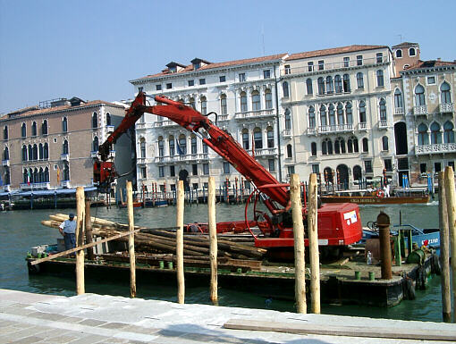 Selv kraner må sejle i Venedig
