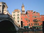 By the Rialto bridge (47 kb)