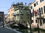 Beautiful houses near the Guggenheim Collection (66 kb)