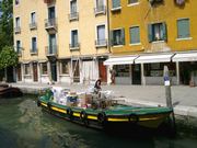 Moving goods in Dosoduro